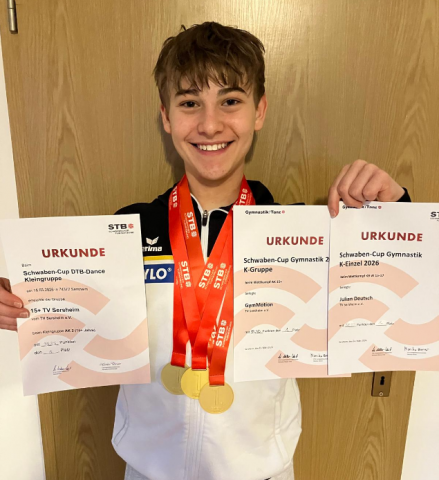 2026-03-14-15_Julian_dreifach_gold